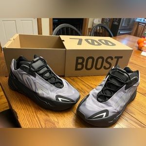 Mens YZY MNVN size 10.5